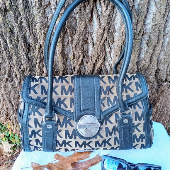 COPY - MICHAEL KORS LOGO CANVAS/ LEATHER HANDBAG $498 EUC - Picture 1 of 5